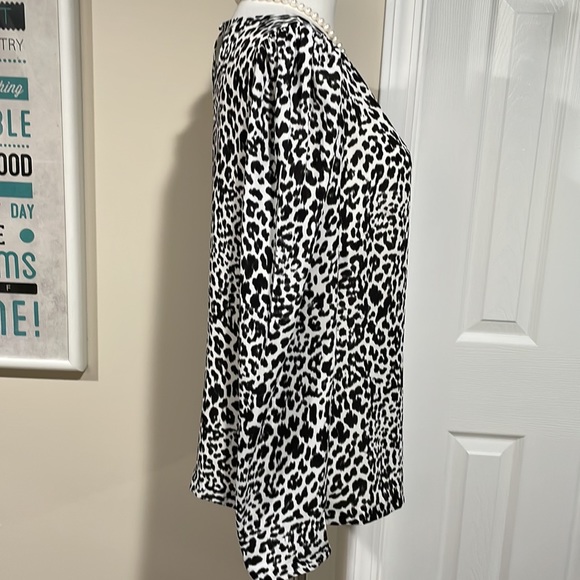 White House Black Market animal print long-slv w/ puffy shoulders. Button back. - Picture 9 of 12